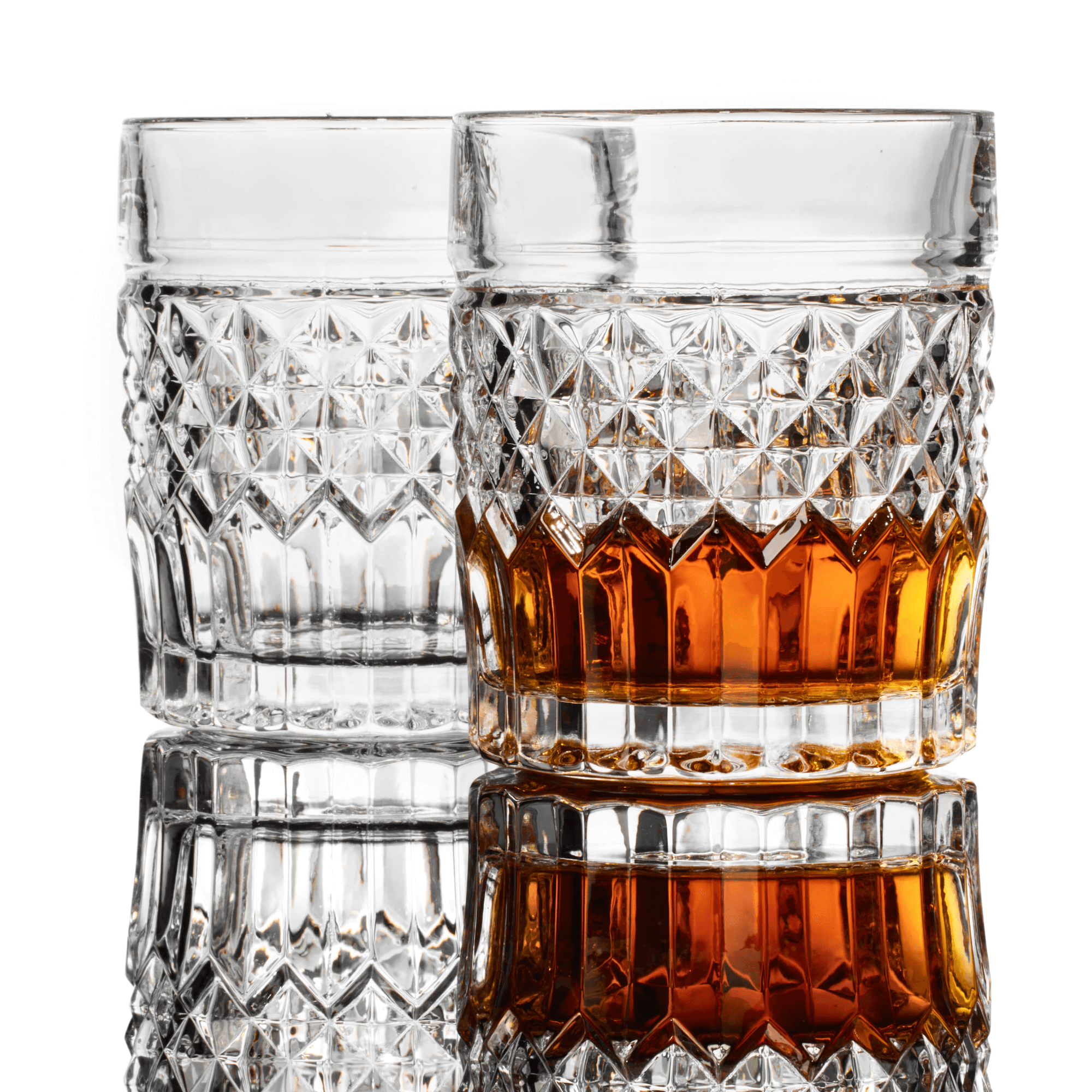 Set of 2 crystal whiskey glasses, showcasing one empty and one filled with whiskey, perfect for cocktails.